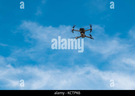 Drone in volo nel cielo bule con nuvola bianca Foto Stock