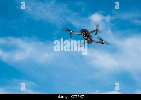 Drone in volo nel cielo bule con nuvola bianca Foto Stock