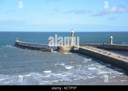 Guardando verso il basso sul porto e il molo di Whitby in una soleggiata giornata autunnale, Whitby, North Yorkshire UK Foto Stock