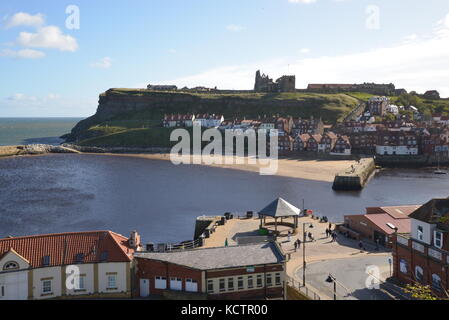Da una posizione elevata che guarda giù sul porto di Whitby una giornata di sole in autunno Foto Stock