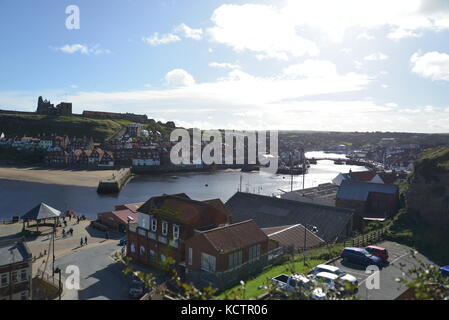 Da una posizione elevata che guarda giù sul porto di Whitby una giornata di sole in autunno Foto Stock