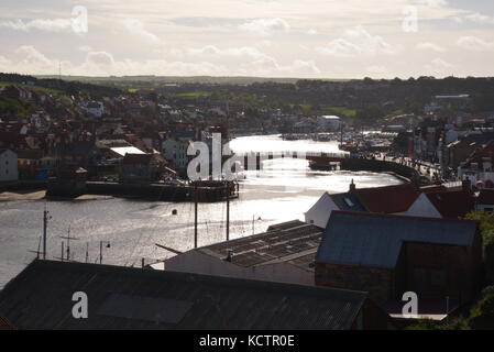 Vista dal basso da una posizione elevata sul porto di Whitby una giornata di sole in autunno Foto Stock
