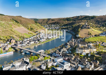 Vista sulla famosa città di Cochem in Eifel con della valle del fiume Mosella in Germania e il reichsburg Cochem svoltate a destra. Foto Stock