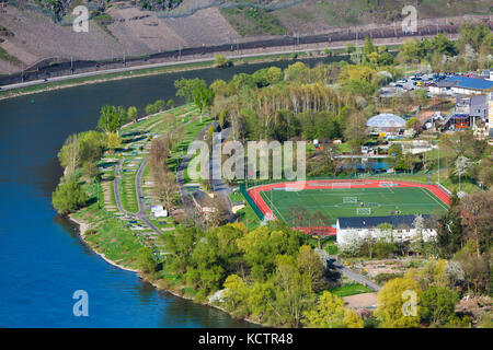 Vista sul fiume Moselle a Cochem in Eifel, Germania con uno sport e un campo da calcio dal fiume. Foto Stock