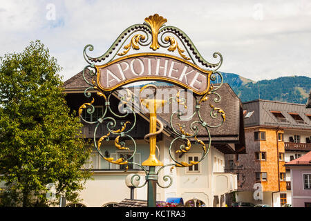 Bel battuto ornamentali in metallo farmacia strada segno nel villaggio alpino st. Gilgen, Austria Foto Stock