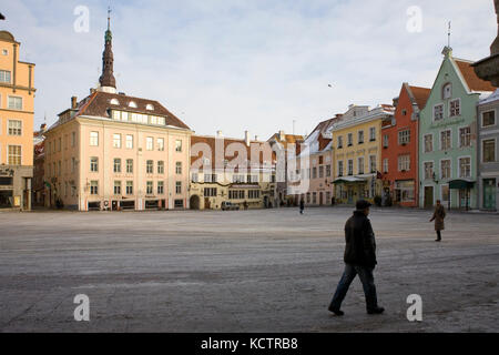 Piazza medievale della città dal municipio: Raekoja Plats, Città Vecchia, Talllinn, Estonia Foto Stock