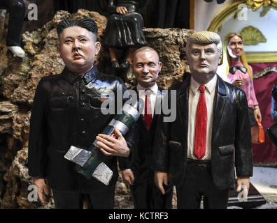 L'artista napoletano Marco Ferrigno ha fatto figurine dei leader mondiali al suo negozio in via San Gregorio Armeno, con il dittatore nordcoreano Kim Jong-un, il presidente degli Stati Uniti Donald Trump e il presidente russo Vladimir Putin Con: Kim Jong-un, Donald Trump, Vladimir Putin Dove: Napoli, Italia Quando: 06 set 2017 credito: IPA/WENN.com **disponibile Solo per la pubblicazione in Regno Unito, Stati Uniti, Germania, Austria, Svizzera** Foto Stock