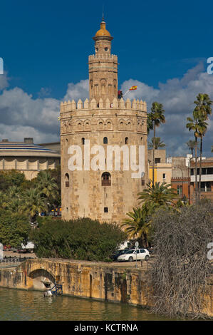 Torre del oro (XIII secolo) e il fiume Guadalquivir, Siviglia, regione dell'Andalusia, Spagna, Europa Foto Stock