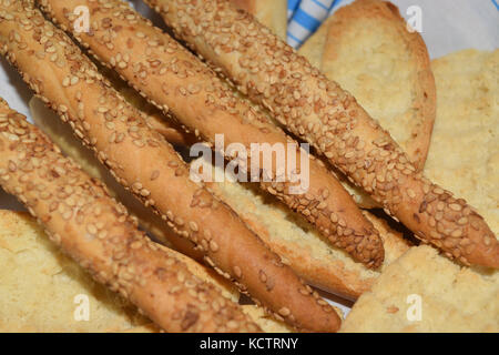 Cestino con pane e grissini con sesamo Foto Stock