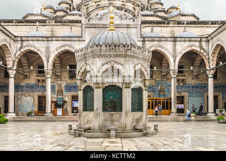 Abluzione fontana nel cortile di Yeni Camii o Nuova Moschea, Istanbul, Turchia Foto Stock