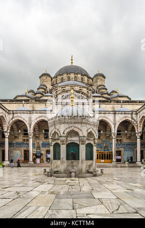 Abluzione fontana nel cortile di Yeni Cami o Nuova Moschea, Istanbul, Turchia Foto Stock