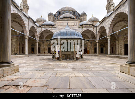 La Moschea Şehzade courtyard abluzione fontana, Istanbul, Turchia Foto Stock