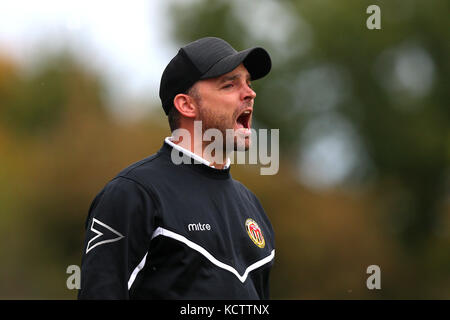 Heybridge manager jody brown durante heybridge rondoni carshalton vs Atletico, fa trofeo del calcio all'Aspen waite arena il 7 ottobre 2017 Foto Stock