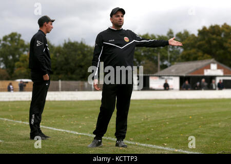 Heybridge manager jody brown durante heybridge rondoni carshalton vs Atletico, fa trofeo del calcio all'Aspen waite arena il 7 ottobre 2017 Foto Stock