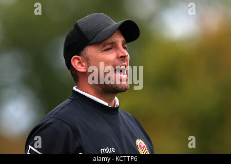 Heybridge manager jody brown durante heybridge rondoni carshalton vs Atletico, fa trofeo del calcio all'Aspen waite arena il 7 ottobre 2017 Foto Stock