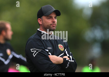 Heybridge manager jody brown durante heybridge rondoni carshalton vs Atletico, fa trofeo del calcio all'Aspen waite arena il 7 ottobre 2017 Foto Stock