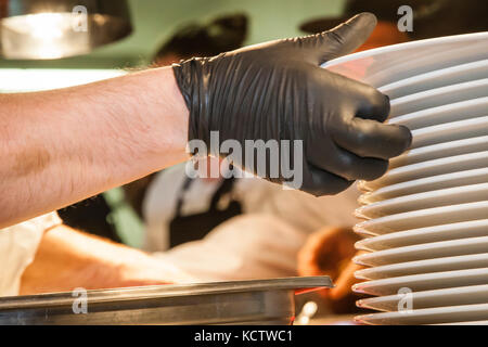 Lavora in cucina stellare michelin con guanti da cucina mani in al Rheingau Gourmet Festival di Hattenheim, Eltville am Rhein, Germania Foto Stock