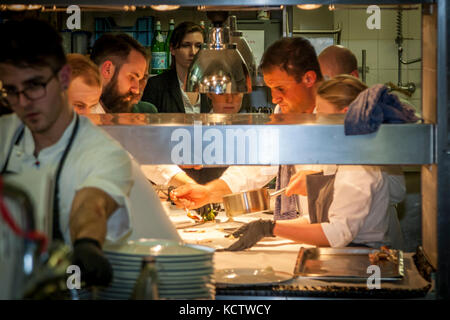 Lo chef tedesco della stella Michelin Klaus Erfort lavora in linea con la brigata della cucina al Rheingau Gourmet Festival di Hattenheim, Eltville am Rhein, Germania Foto Stock