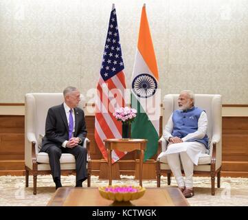 Il primo ministro indiano Narendra modi incontra il segretario alla difesa degli Stati Uniti Jim Mattis il 26 settembre 2017 a nuova Delhi, India. Foto Stock