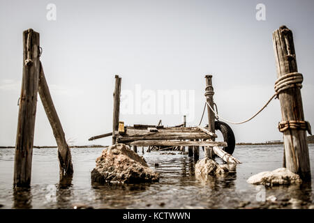 Un piccolo molo in legno per barche da pesca in fiume Acheloos livellare Foto Stock