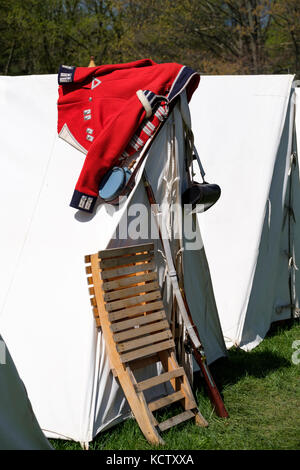 Battaglia di Longwoods, guerra anglo-americano del 1812, British redcoat uniforme, moschetto e mensa la posa su tela bianca tenda a Delaware, Ontario, Canada Foto Stock