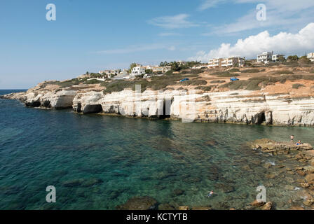 Snorkeling e sun i bagnanti in mare grotte distretto, Peyia, Paphos, Cipro Foto Stock