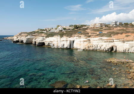 Snorkeling e sun i bagnanti in mare grotte distretto, Peyia, Paphos, Cipro Foto Stock