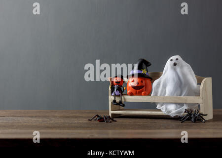 Decorazioni essenziali accessorio di felice Festa di halloween concetto sfondo.mescolare diversi tipi di elementi il fantasma fatte a mano e jack-o-lanterne zucche o Foto Stock