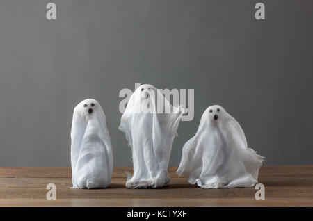 Segno e decorazioni di felice Festa di halloween concetto sfondo.il fantasma a mano delle varietà mix sul carattere moderno e rustico in legno marrone home offic Foto Stock