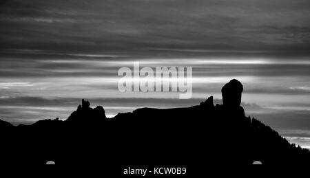 Roque Nublo retroilluminato monocromatico, tramonto, gran canaria isole canarie Foto Stock