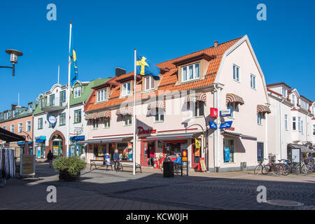 La strada principale di Borgholm sull'isola baltica svedese Oland. Borgholm è una piccola città con una popolazione di 4500 abitanti e ancora la più grande città dell'Oland Foto Stock