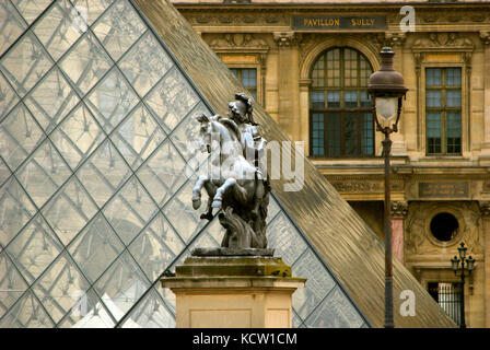 Statua di fronte al museo del Louvre di Parigi Foto Stock