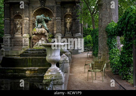La fontana medicea (fr La Fontaine Médicis), una fontana monumentale del Jardin du Luxembourg nel 6 ° arrondissement di Parigi Foto Stock