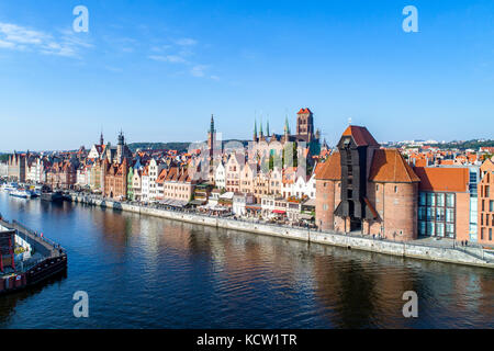 Gdansk città vecchia in Polonia con il più antico porto medievale gru (zuraw) in Europa, st Mary Church, Municipio e Torre sul fiume Motlawa. vista aerea, inizio Foto Stock