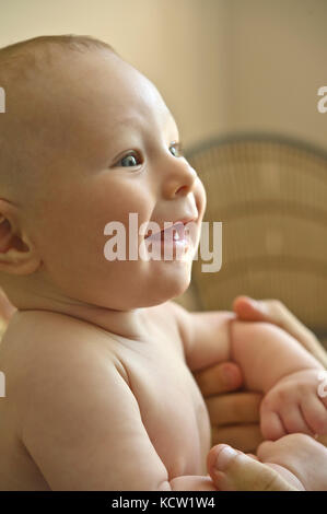 Baby boy interagente con un genitore Foto Stock