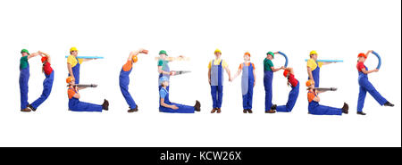 Un gruppo di giovani vestiti con diversi colori uniformi e copricapo rigidi formando dicembre parola - isolato su sfondo bianco - Concetto di calendario Foto Stock