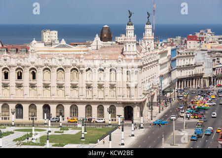 Vista in elevazione del Gran Teatro de La Habana Alicia Alonso e il Paseo del Prado a l'Avana, Cuba Foto Stock