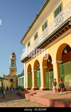 In cima a Plaza Mayor con vista a la Iglesia y Convento de San Francisco, Trinidad, Cuba Foto Stock