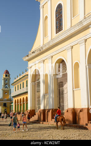 In cima a Plaza Mayor con vista a la Iglesia y Convento de San Francisco, Trinidad, Cuba Foto Stock