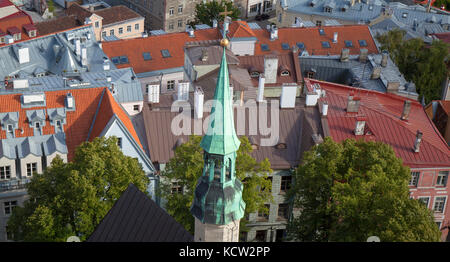 Tallinn, vista da st olav il campanile di una chiesa sopra la città vecchia tetti Foto Stock