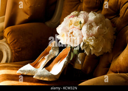 Bouquet nuziale con scarpe di nozze Foto Stock