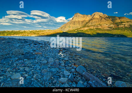 Luce serale a Waterton Lakes e Vimy Peak (Ridge). Vimy Peak è la montagna di fronte al gruppo che si erge ad est del sito cittadino nel Parco Nazionale di Waterton. Il crinale di Vimy si estende per tre km a sud-est della vetta. Originariamente era chiamata montagna delle pecore e montagna di Goat. , Alberta, Canada Foto Stock