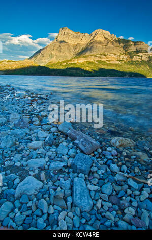 Luce serale a Waterton Lakes e Vimy Peak (Ridge). Vimy Peak è la montagna di fronte al gruppo che si erge ad est del sito cittadino nel Parco Nazionale di Waterton. Il crinale di Vimy si estende per tre km a sud-est della vetta. Originariamente era chiamata montagna delle pecore e montagna di Goat. , Waterton Lakes National Park, Alberta, Canada Foto Stock