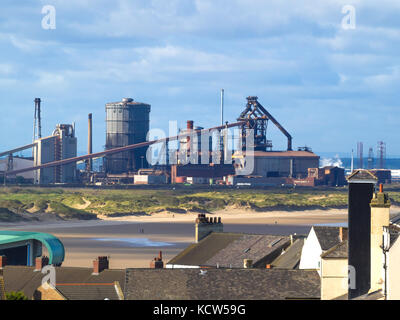 Vista dalla cima del Redcar faro a luce rotante o molo verticali guardando a nord di Coatham e ora acciaierie abbandonati al di là. Foto Stock