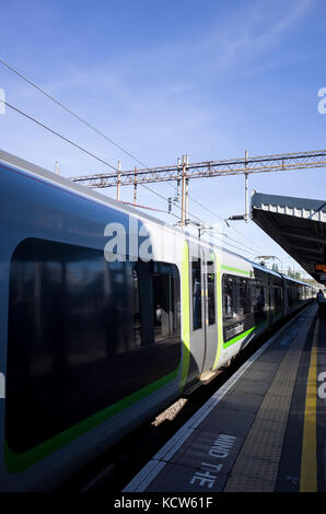 A Londra midland treno attende alla piattaforma di northampton stazione ferroviaria. Foto Stock