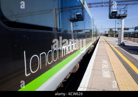 A Londra midland treno attende alla piattaforma di northampton stazione ferroviaria. Foto Stock