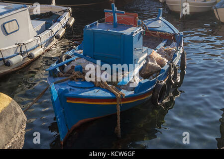 Il greco la pesca in barca nel porto di Fira. Grecia, Santorini. Foto Stock