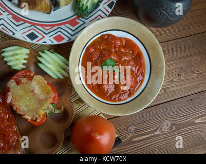 La cucina turca. muhammara - hot pepper dip originalmente da vista superiore. cibo orientale Foto Stock