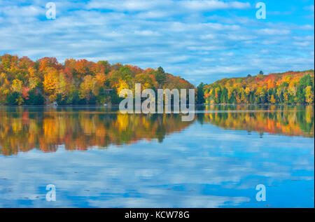 Il lago a ferro di cavallo in autunno con cottage , vicino a parry sound, ontario, Canada Foto Stock