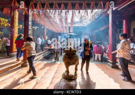 Tempio Thien Hau nella Chinatown di Ho Chi Minh City Vietnam. Tempio Thien Hau è uno stile Cinese Tempio del Mare Cinese dea Mazu a Chinatown. Foto Stock